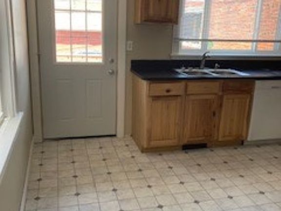 4th image of 111 Putnam St #2