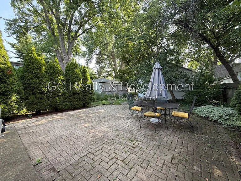 2415 Hastings Ave — Photo 16