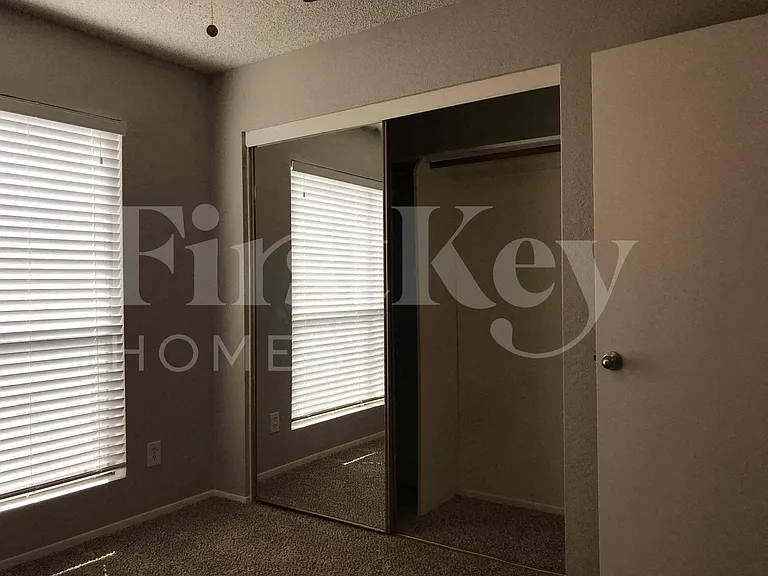 526 E Topeka Dr — Photo 13