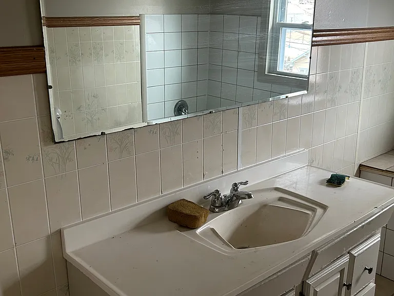 Main bath 2nd Floor