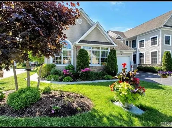 18 Eagle Cir, Bohemia, NY 11716