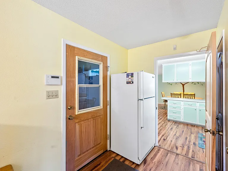 101 E Grothe St — Photo 17