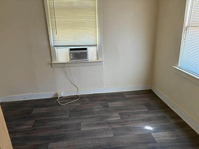 1523 W 15th St — Photo 5