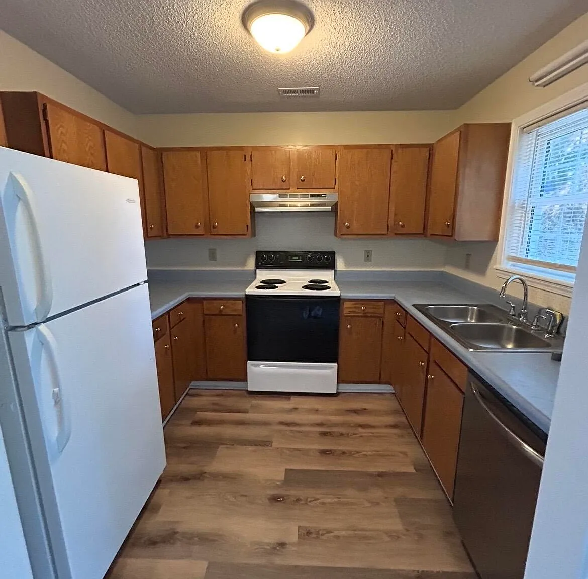 3 bed, 2.0 bath, 1220 sqft, $1,600 — Photo 4