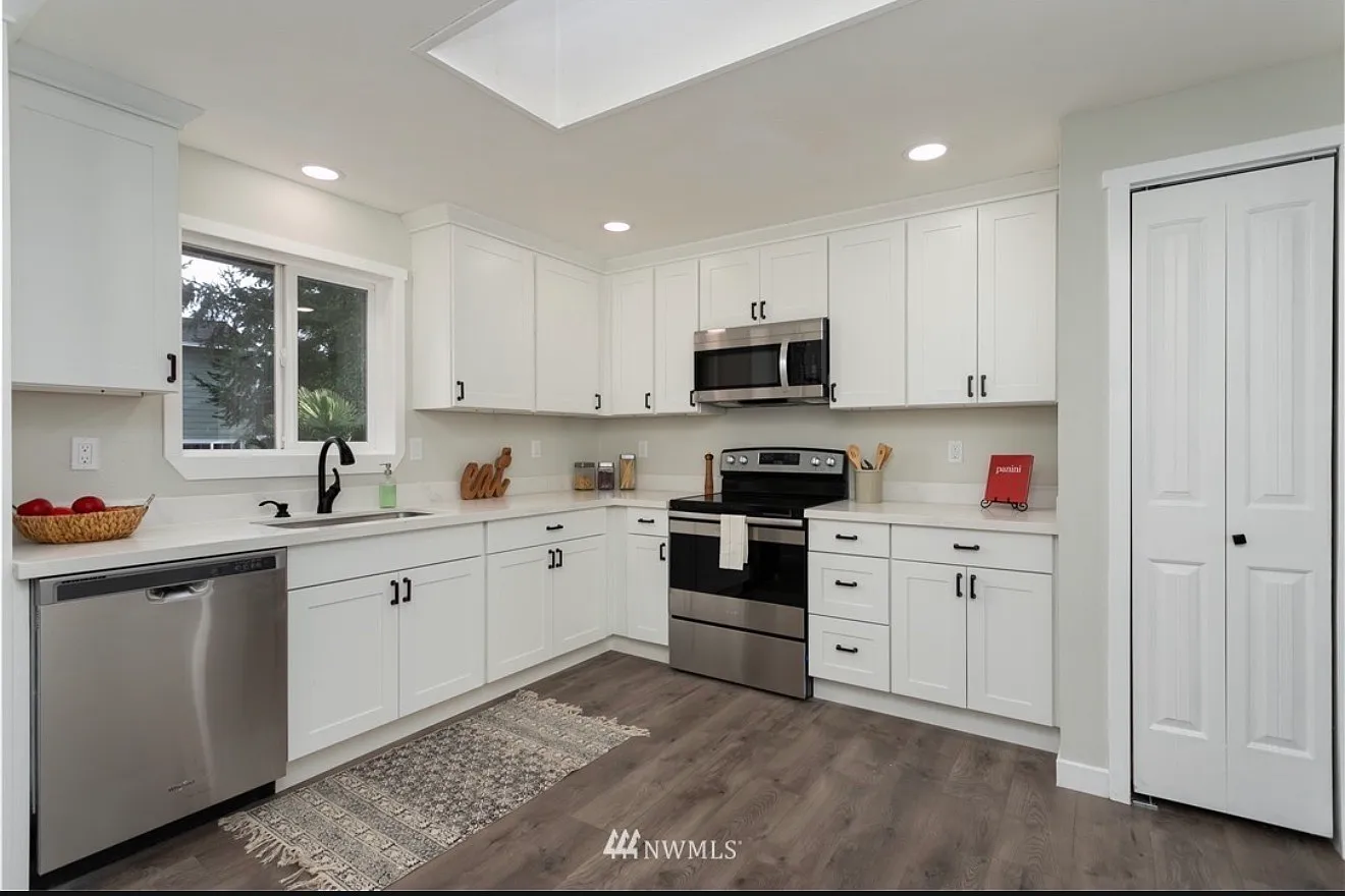 4 bed, 2400 sqft, $3,500 — Photo 4