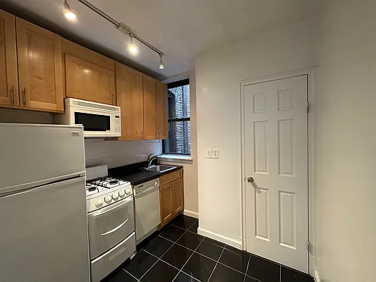 Rented by City Connections Realty | media 11