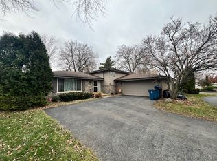 48 S Country Squire Rd, Palos Heights, IL 60463