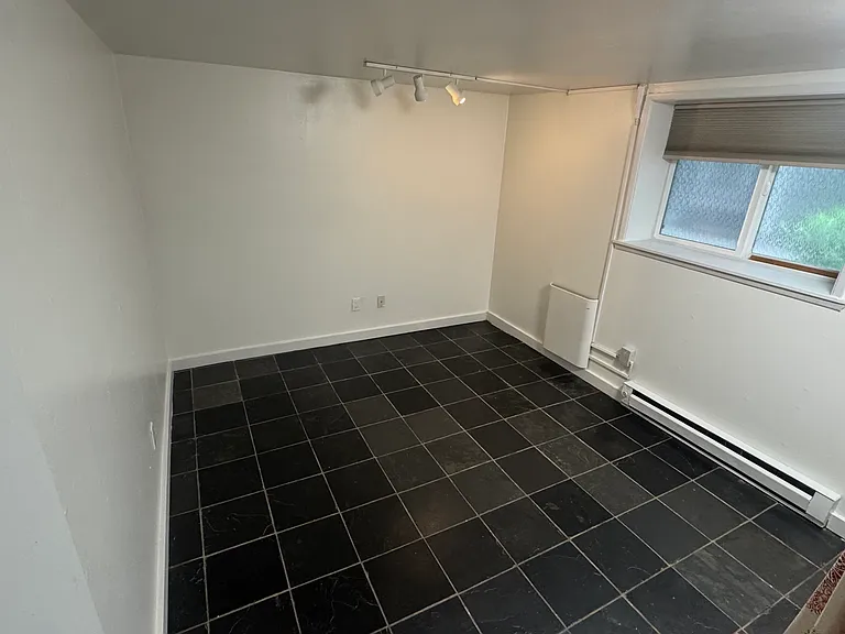 2043 NW Kearney St #3 — Photo 6
