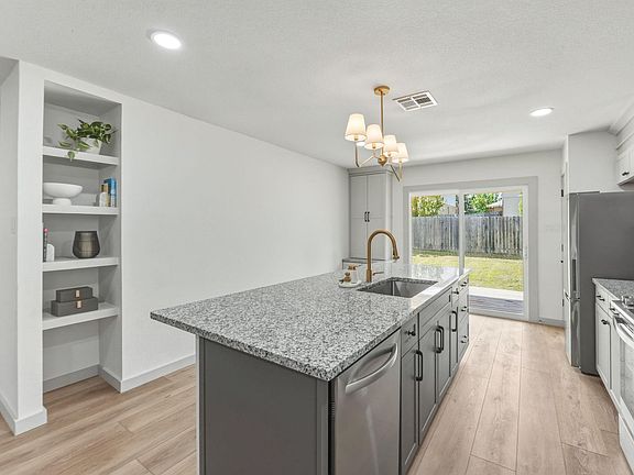 3rd image of 211 Banner Ave