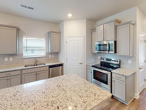 2nd image of 5013 Fairview Cir