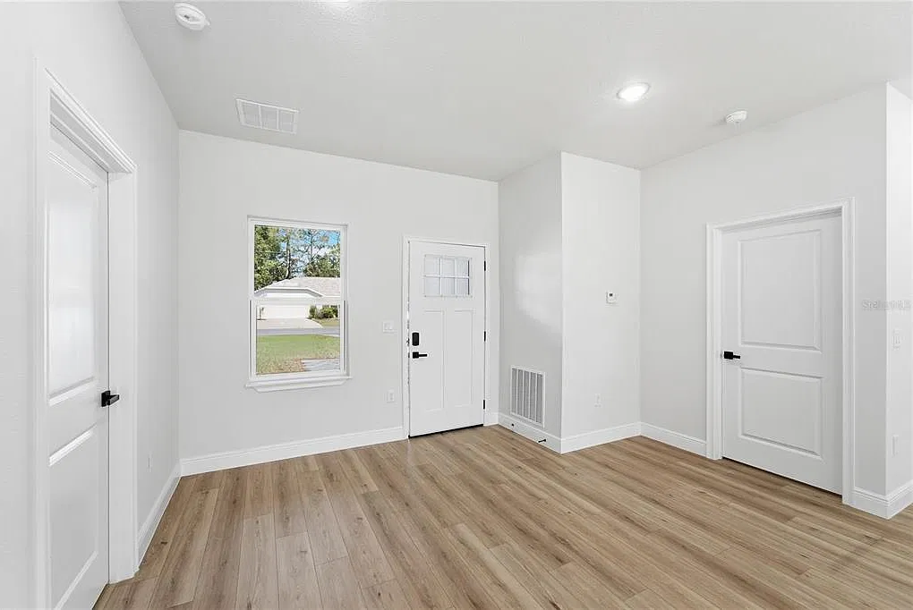 4 bed, 2.0 bath, 1833 sqft, $2,100 — Photo 4