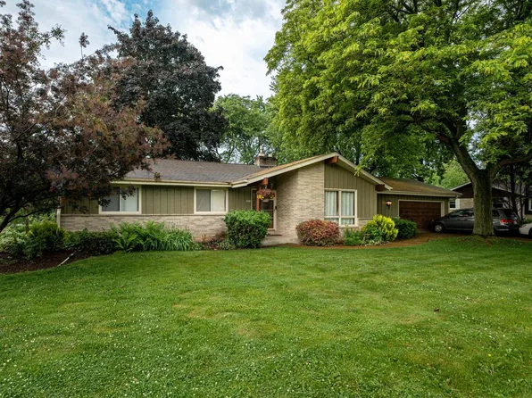 18225 St James ROAD, Brookfield, WI 53045