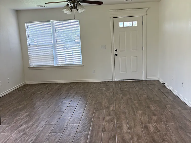 2502 Hunters Ct — Photo 3