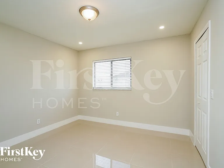 708 NE 7th Ter — Photo 15