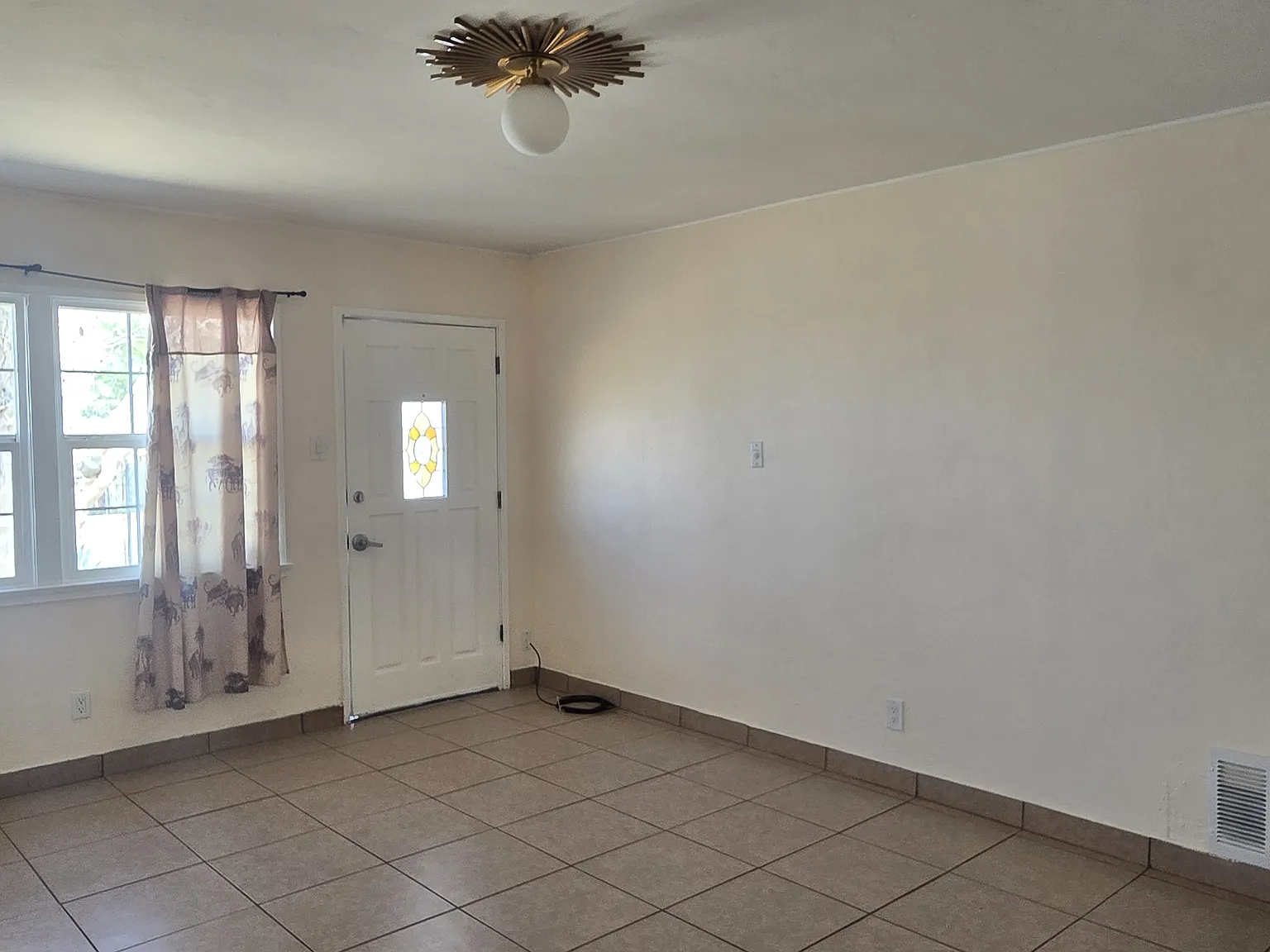3 bed, 1006 sqft, $2,000 — Photo 4