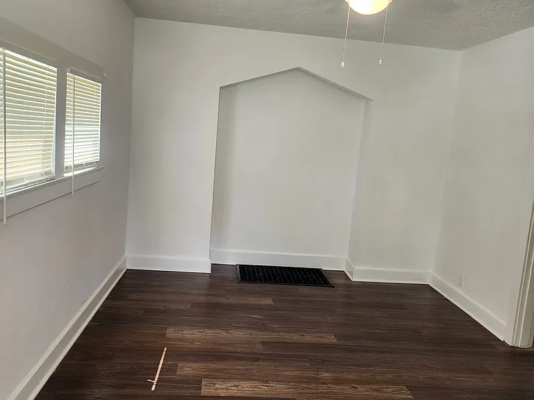 704 Camden Ave — Photo 3