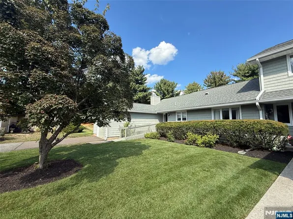 64 Sunset Ct, Mahwah, NJ 07430