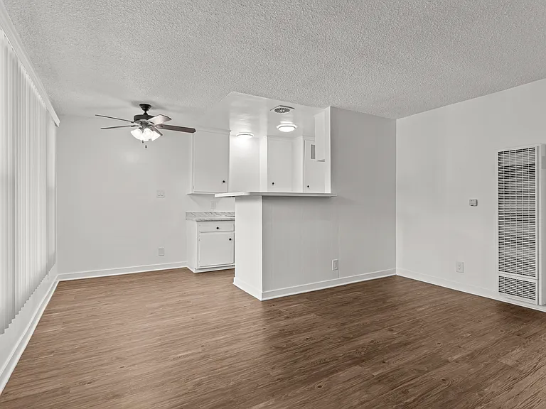 Tropicana Apartments — Photo 8