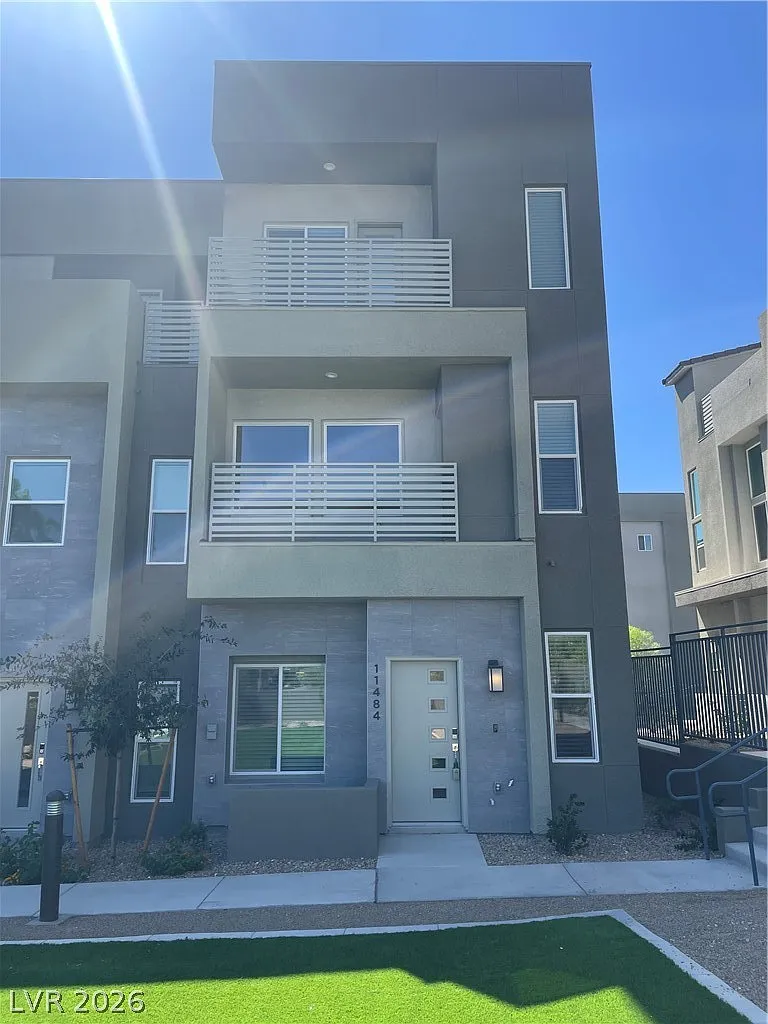 3 bed, 2.5 bath, 1556 sqft, $2,690 — Photo 2
