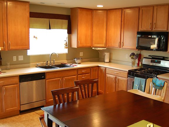 Open Concept- Kitchen Maple Cabnits, Pull out shelves/Tall Cabnits