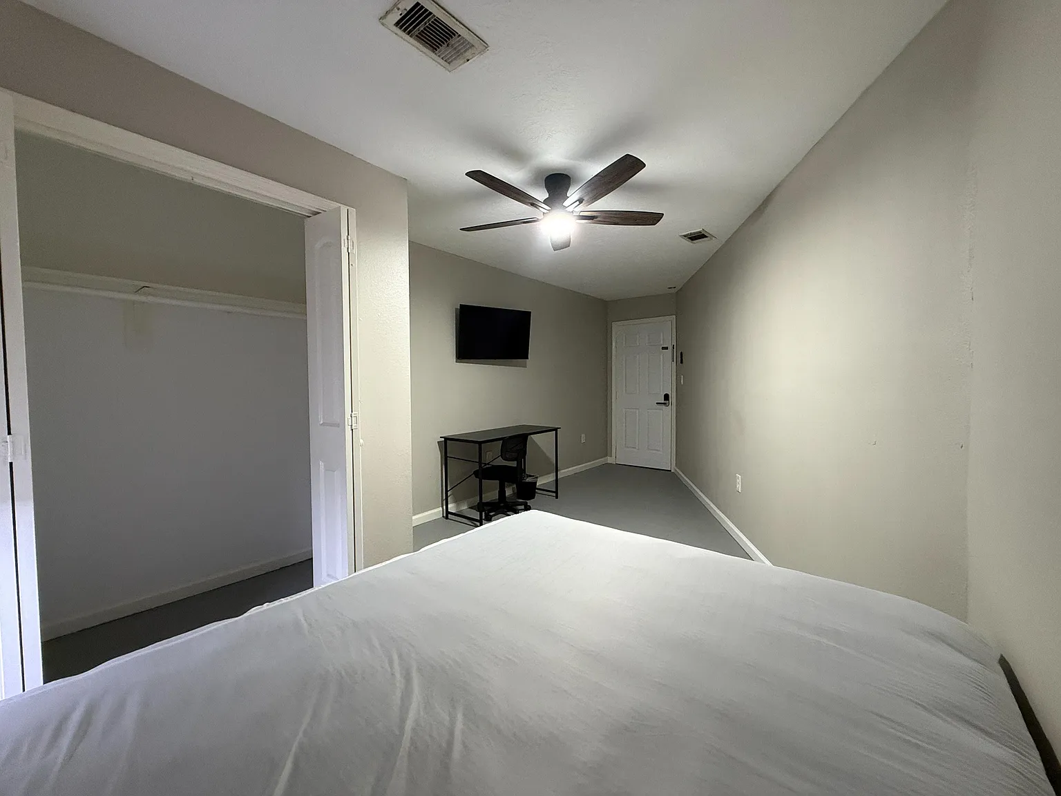 4 bed, 5.0 bath, 2165 sqft, $1,945 — Photo 3