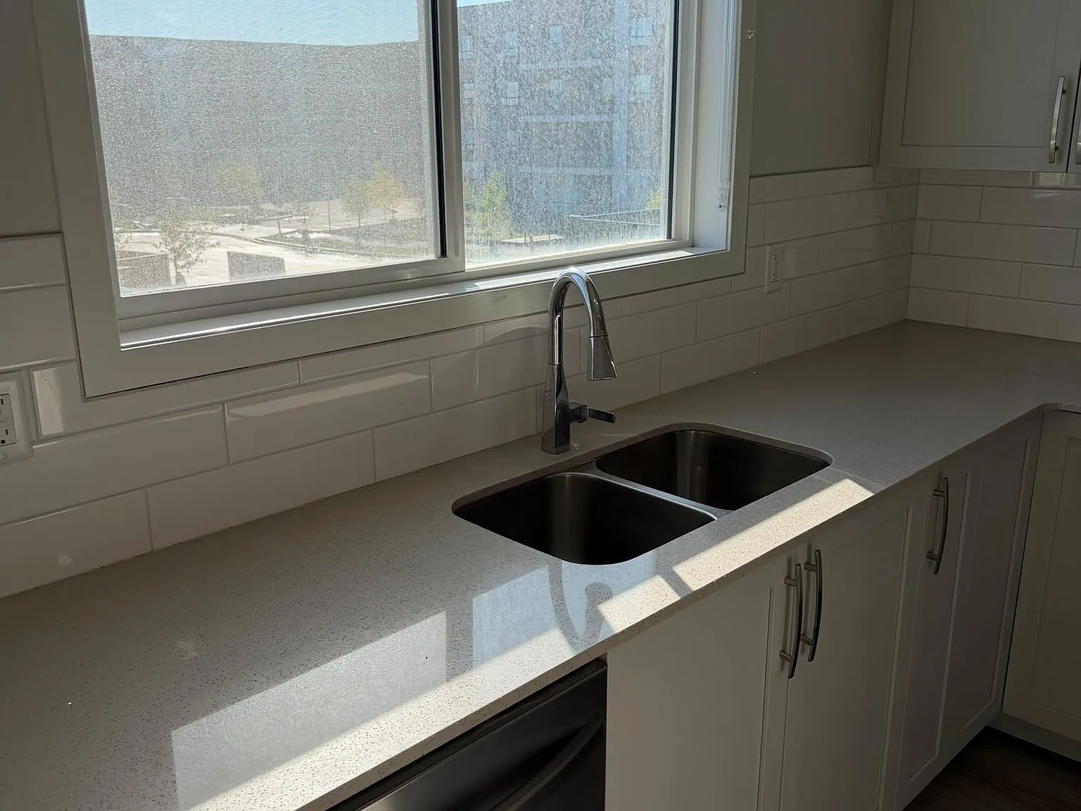160 Edith Place - Main Floor — Photo 4