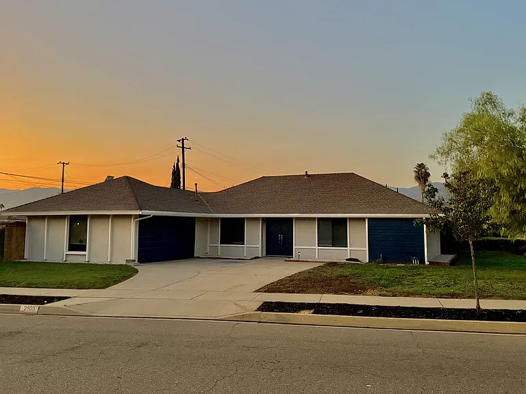 2105 E Petunia St — Photo 29