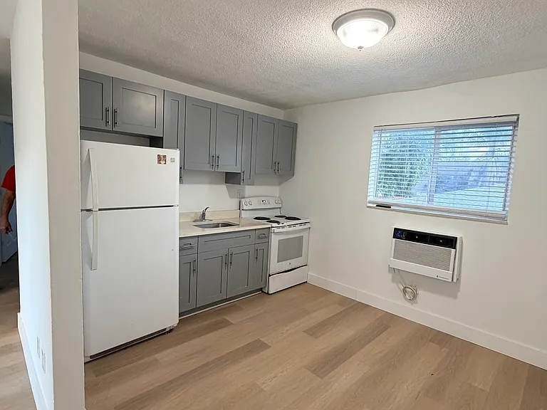 1380 SW 2nd St #7 — Photo 2