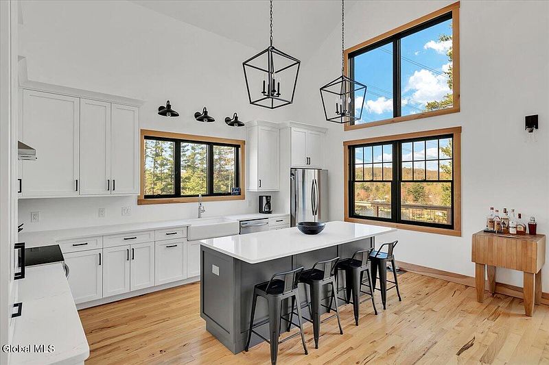 4th image of 30 Harriman Rd Extension