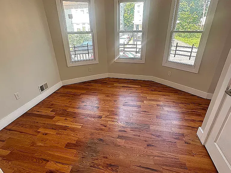 3 bed, 1000 sqft, $2,049 — Photo 4