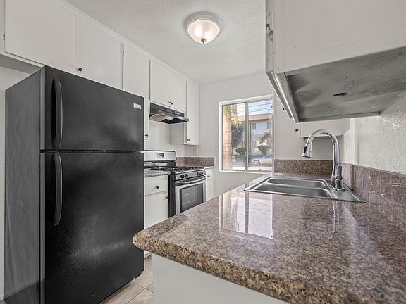 4th image of 5900 Reseda Blvd #115