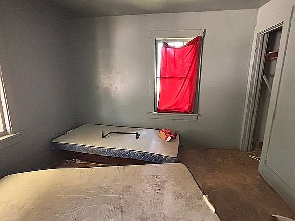 4th image of 1505 E Walnut St
