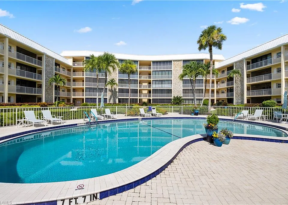3000 Gulf Shore Blvd N #104