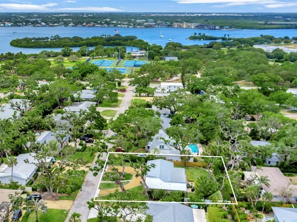 545 Gardenia Ln, Vero Beach, FL 32963