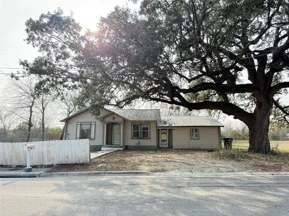 1109 Pecos St, Lockhart, TX 78644