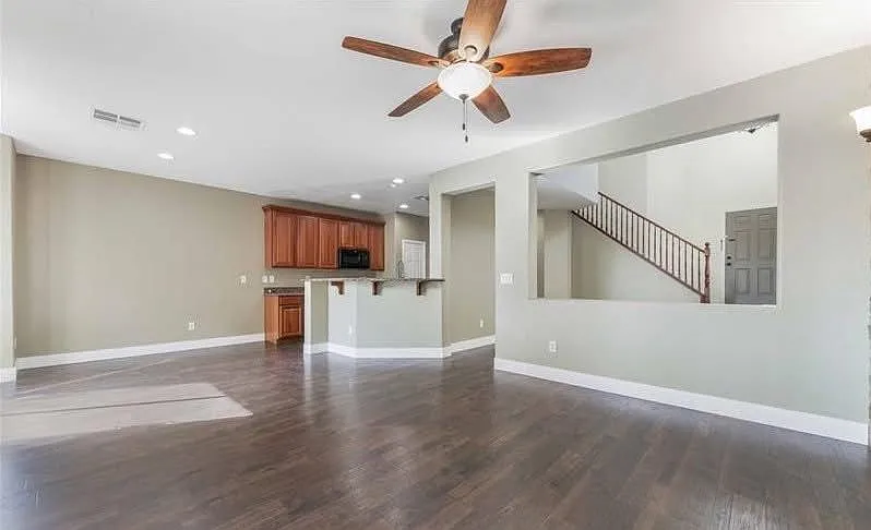 4 bed, 2.5 bath, 1829 sqft, $2,495 — Photo 2