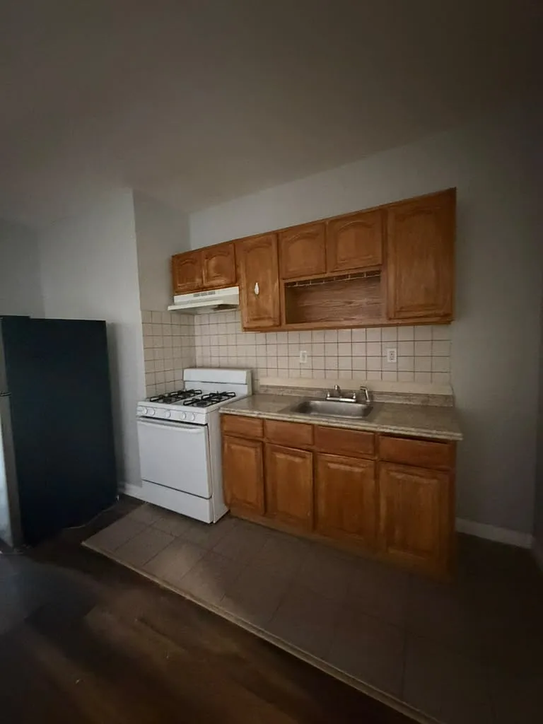 281 Goldsmith Ave — Photo 1