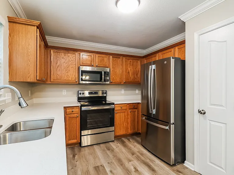 142 Hampshire Dr — Photo 9