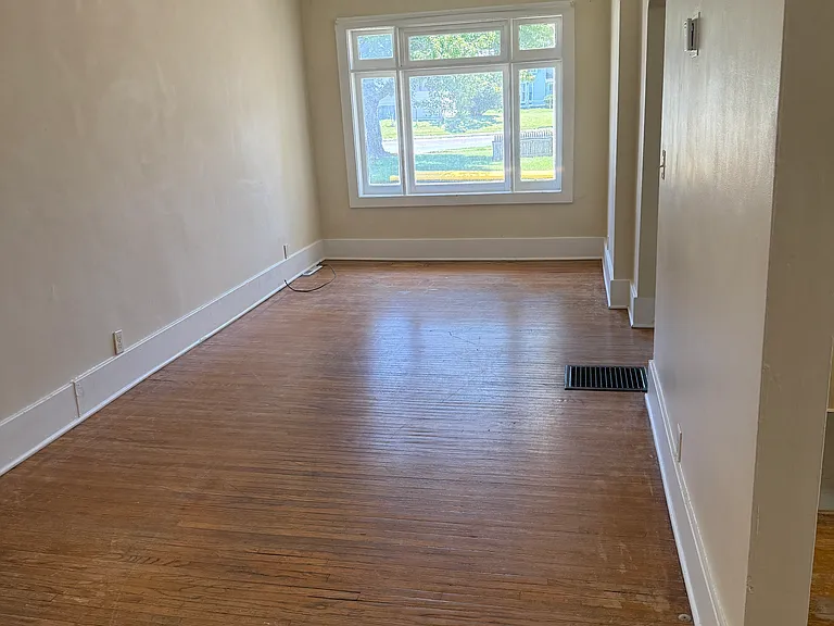 33 Holland Ave — Photo 5