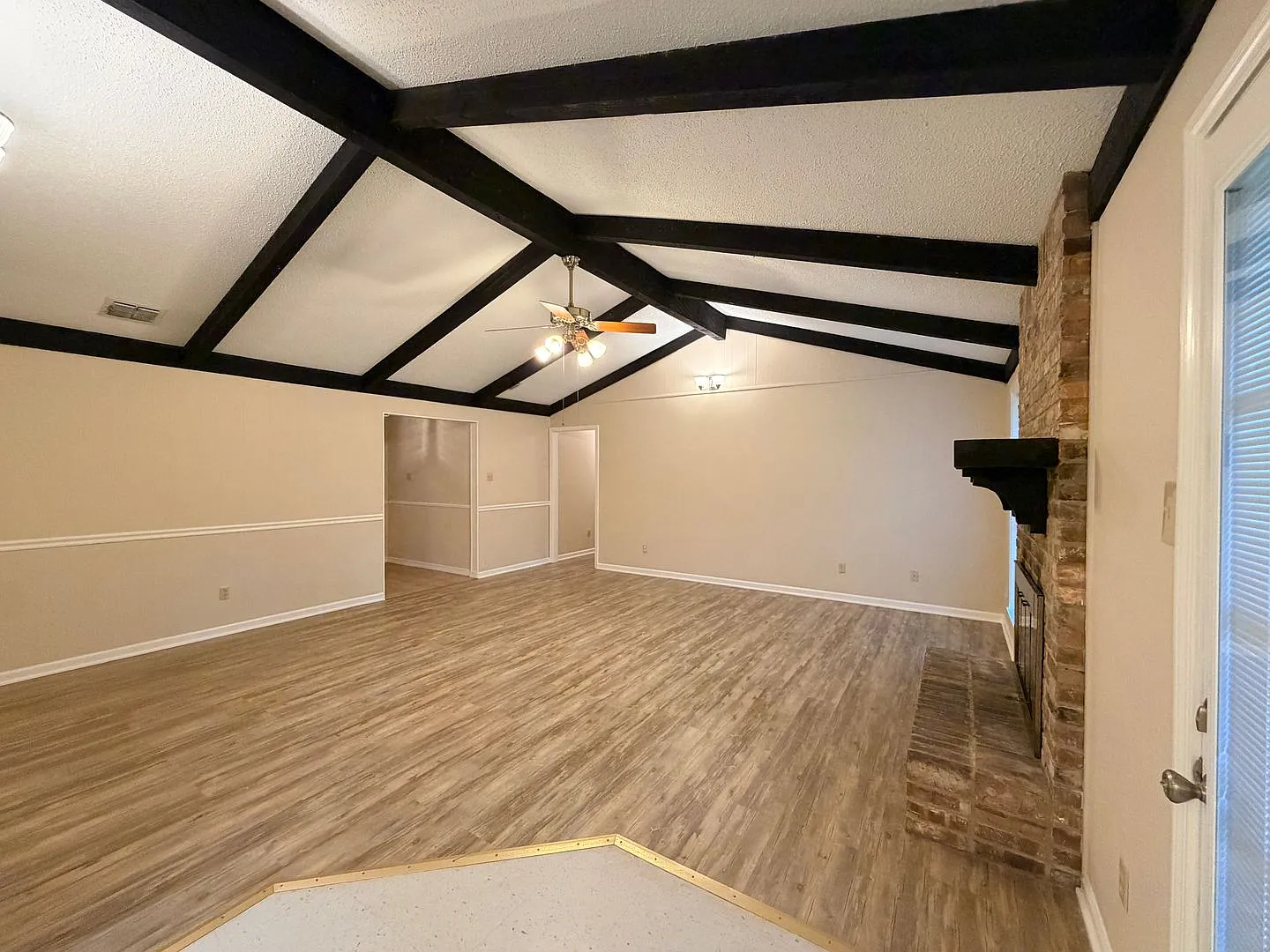 Fresh Paint And New Flooring.... Dogwood Close To Barksdale Air Force Base.. — Photo 4