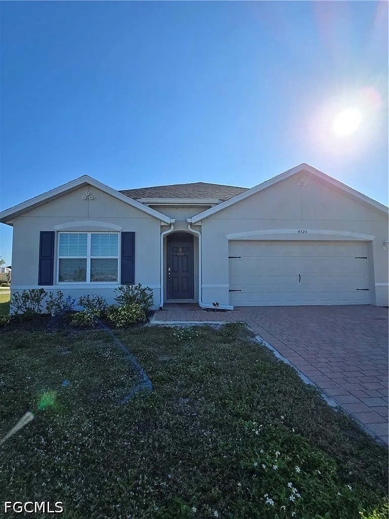 3 bed, 1.0 bath, 1828 sqft, $1,500 — Photo 1