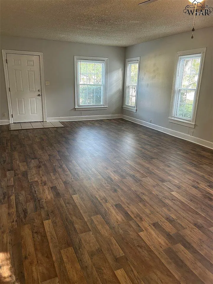 3 bed, 1.0 bath, 1260 sqft, $1,125 — Photo 3