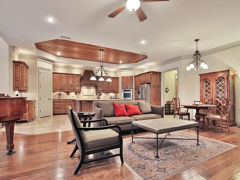 9201 York Pl — Photo 8