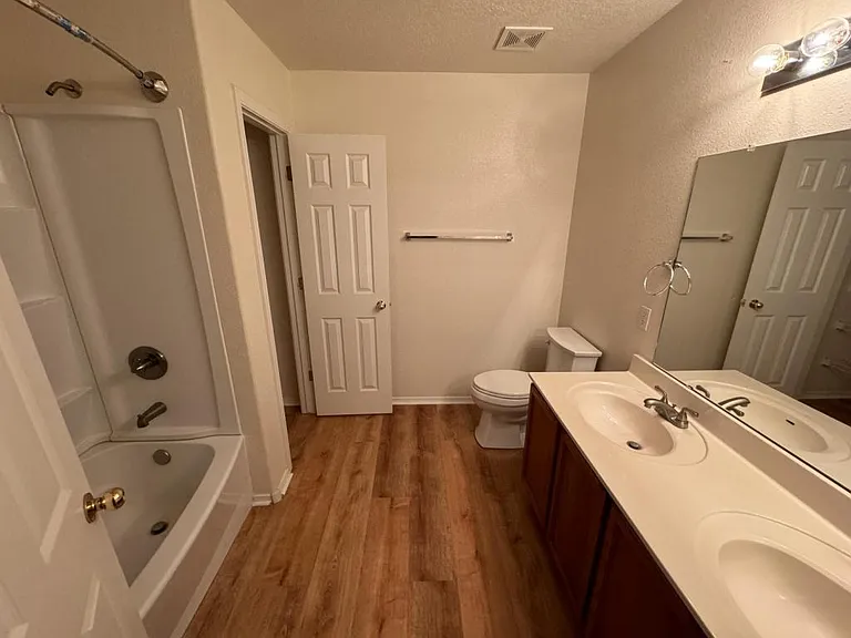 5009 Woodhaven Dr NE — Photo 8