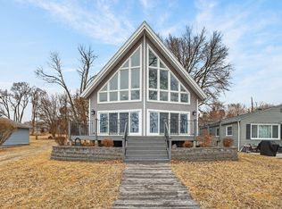 1313 Canal Shore Dr SW, Le Claire, IA 52753
