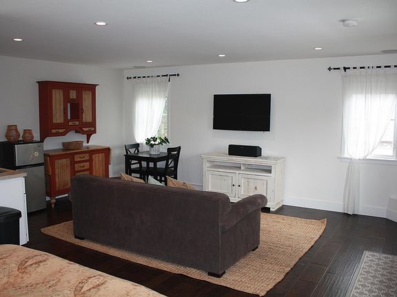 4th image of 633 35th St #B
