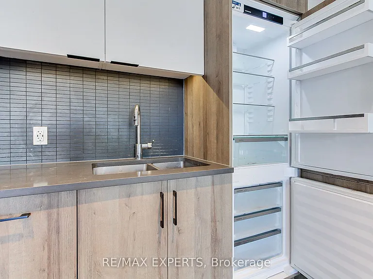 741 King St W #103 — Photo 14