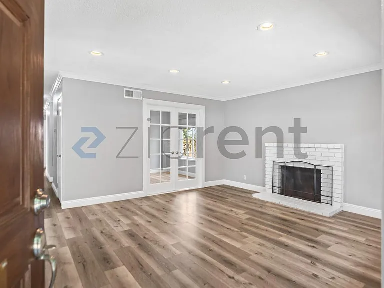 1427 Flickinger Ave — Photo 4