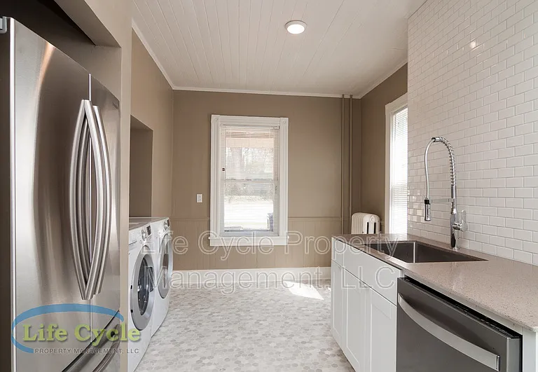335 Washington St SE — Photo 13