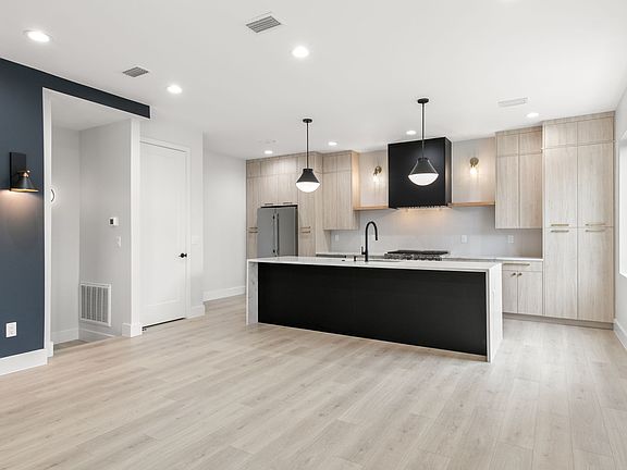 4th image of 2209 N Blvd #1